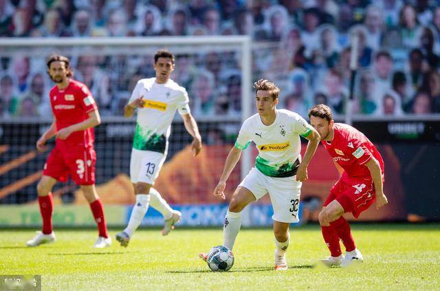  门兴格拉德巴赫默契配合，德甲团队足球典范再现  